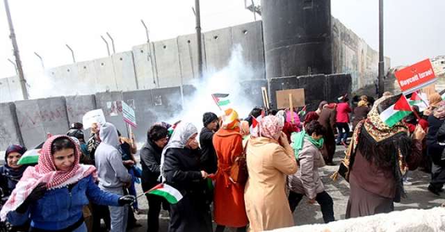 الاحتلال الإسرائيلي يقمع مسيرة بمناسبة يوم المرأة قرب حاجز قلنديا