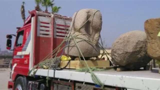 «الآثار»: نقل 4 كتل حجرية كبيرة لمتحف المسلة المفتوح بالمطرية