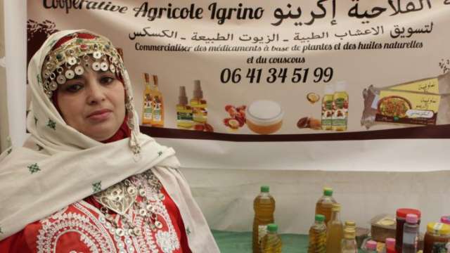 امرأة مغربية تتزين بلباس شعبي يظهر نقوش زهرة اللوز