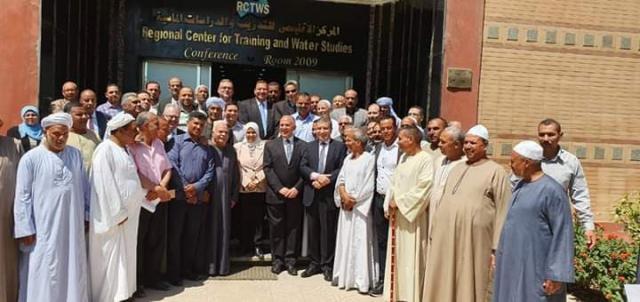 ممثلو قرى الصف مع مسؤولى وزارة الرى