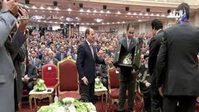 الرئيس السيسى يتسلم درع عيد العلم 