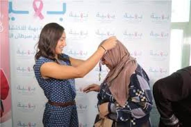 فريدة عثمان فى زيارتها ل« بهية » تهدى محاربات السرطان 9 من ميدالياتها