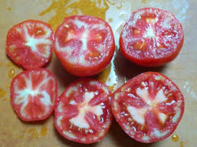 على مسؤولية خبير: الطماطم ذات القلب الأبيض صالحة للإستهلاك 