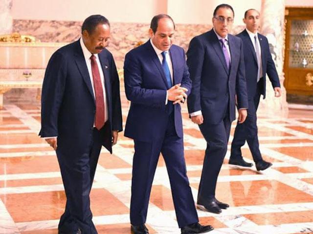 السيسي خللال لقائه رئيس وزراء السودان 