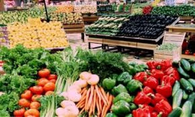 إقامة منفذين لبيع الخضروات والسلع بأسعار مخفضة بالوادي الجديد