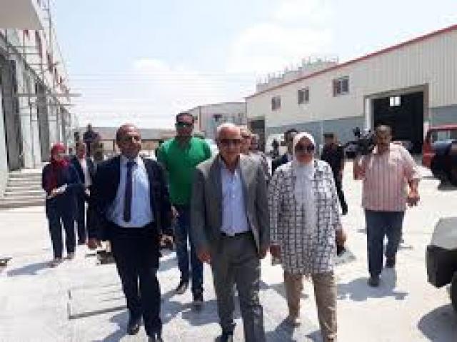محافظ بورسعيد يتفقد مصنع الزيوت بالمنطقة الصناعية