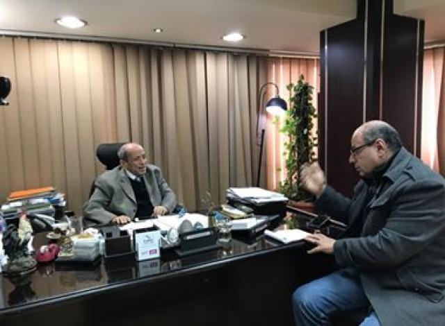 د.نبيل درويش مع محمود البرغوثي في مكتب الأول بشركة القاهرة للدواجن