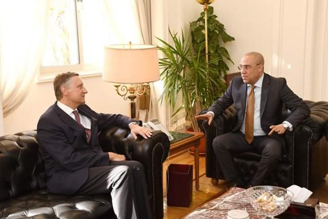 وزير الإسكان يلتقى السفير الألماني بالقاهرة لبحث سبل التعاون فى مجالات مختلفة