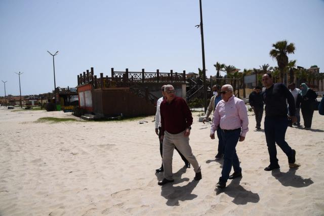 محافظ بورسعيد يتفقد شواطئ المحافظة لمتابعة تطبيق قرار منع التجمعات