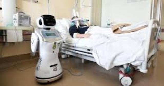 روبوت يقدم الخدمة لمرضى كورونا ـ ارشيفية 