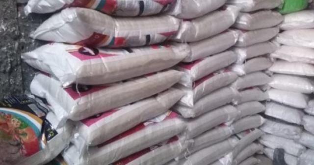 ضبط نصف طن أرز بدون بيانات صلاحية و250 كجم عجوة فاسدة في حملة تموينية ببورسعيد