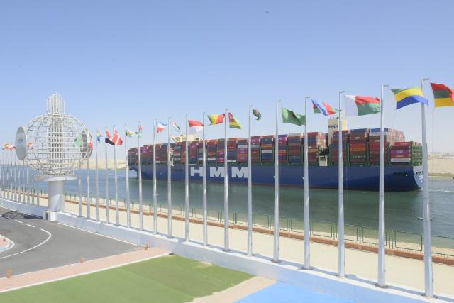 عبور ثاني أكبر سفينة حاويات في العالم بقناة السويس