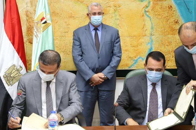 وزير الزراعة يشهد توقيع بروتوكولين للتعاون بين الريف المصري الجديد والبنك الزراعي المصري وقطاع الزراعة الآلية
