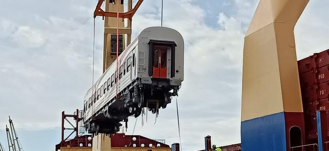 ميناء الإسكندرية يستقبل دفعة جديدة من عربات ركاب السكك الحديدية الروسية