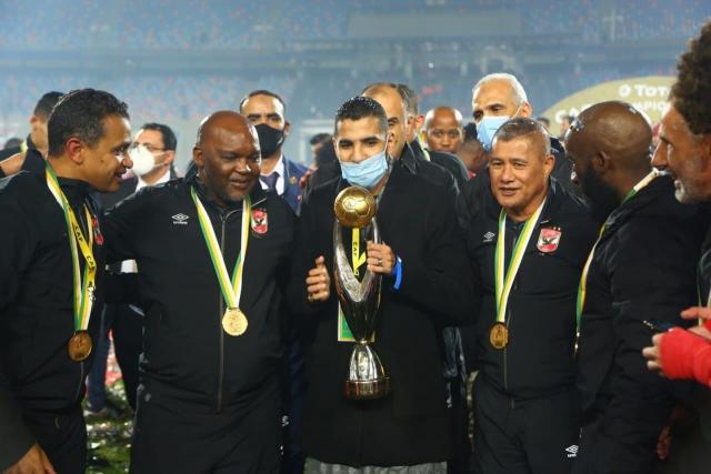 مؤمن زكريا يرفع كأس دوري أبطال أفريقيا مع لاعبي الأهلي