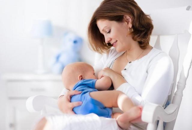 الصحة توضح أهمية الرضاعة الطبيعية للأم والجنين