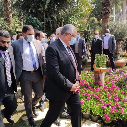 وزير الزراعة يشيد بالركن الاعلامي لمعرض زهور الربيع
