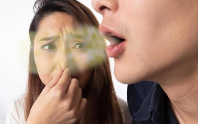 تعرف على أسباب رائحة الفم الكريهة وكيفية علاجها بالوسائل الطبيعية