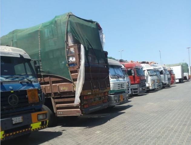 صورة لشاحنات نقل حاصلات زراعية متكدسة في ميناء سفاجا المصرى