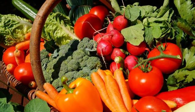 أسعار الخضروات والفاكهة اليوم الأحد بسوق العبور