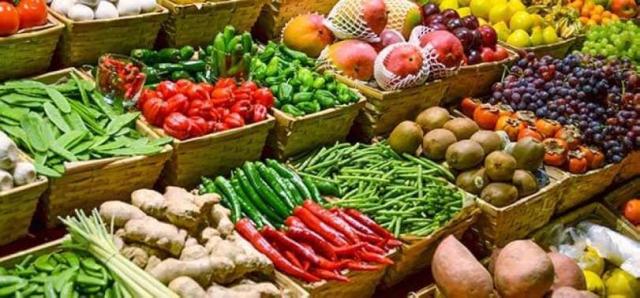 أسعار الخضروات والفاكهة اليوم الإثنين بسوق العبور