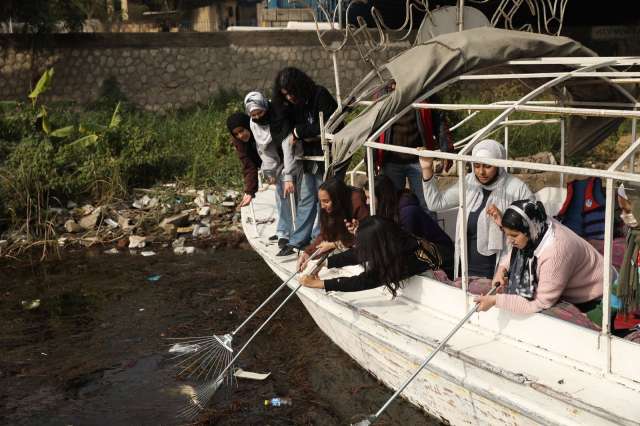 120 طالبا يشاركون في حملة ”الري” لانتشال المخلفات البلاستيكية من النيل