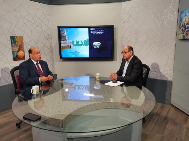 ماهر نسيم مع محمود البرغوثى في حلقة من حلقات برنامج الأرض الأربعاء الماضى