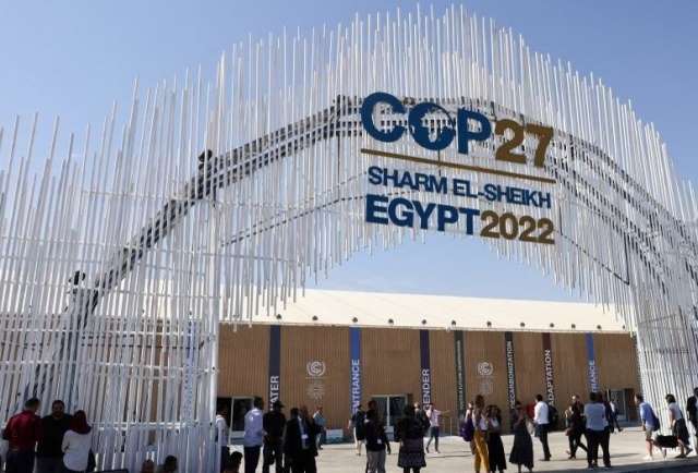لقطة لقوس يحمل شعار قمة المناخ العالمية 27 التي تستضيفها شرم الشيخ