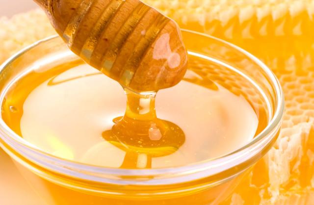 يتحول إلى سم.. خبير يحذر من تعريض العسل لأشعة الشمس المباشرة و الحرارة