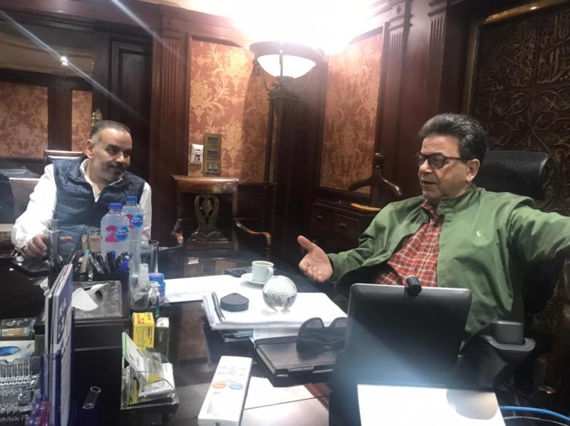د. مجدي حسن رئيس مجلس إدارة جمعية تطوير صناعة الدواجن يستعرض بعض الحلول، مع الدكتور أياد حرفوش مدير عام الجمعية