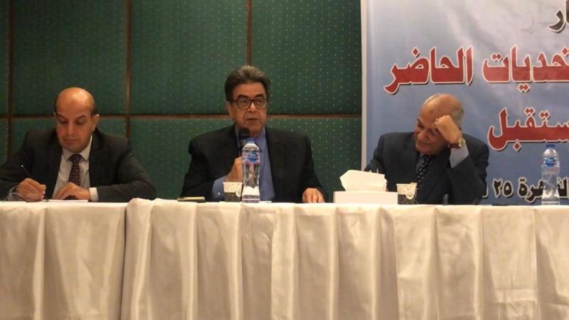 د. مجدي حسن يتحدث أمام الملتقى، وإلى يمينه المهندس عبد المنعم خليل، وإلى اليسار خبير الدواجن عبد العزيز السيد