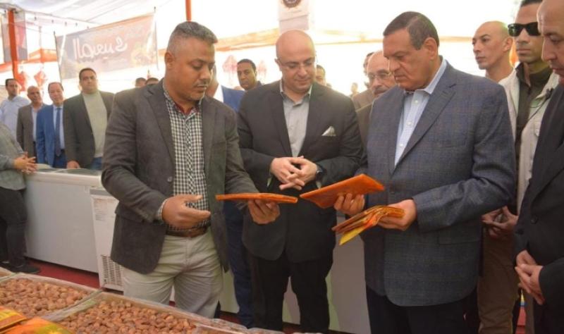 وزير التنمية المحلية يتفقد معارض «أهلا رمضان» لتوفير السلع الغذائية للمواطنين بأسعار مخفضة