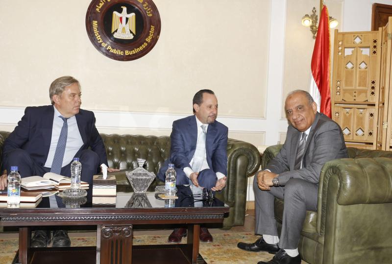 وزير قطاع الأعمال وسفير الولايات المتحدة يبحثان تعزيز الاستثمارات الأمريكية بمصر