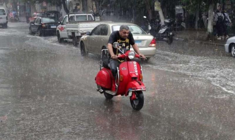 أمطار متفاوتة الشدة على مناطق متفرقة بالقاهرة والجيزة