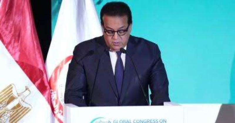 وزير الصحة يستعرض نموذجًا حيًا لسرعة زيادة المواليد على الساعة السكانية في مصر