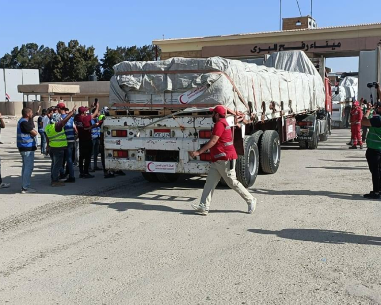 بالصور.. بدء دخول الشاحنات تزامناً مع نفاذ مخزون الغذاء في غزة