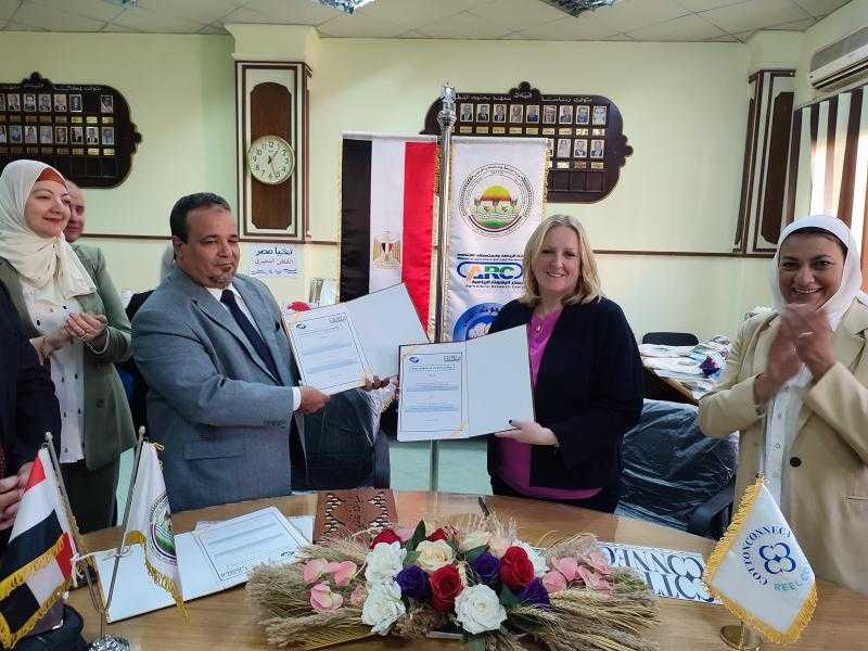 «بحوث القطن» و«كوتن كونكيت» يوقعان مذكرة لتحسين استدامة توريد المنسوجات المصرية والأوروبية