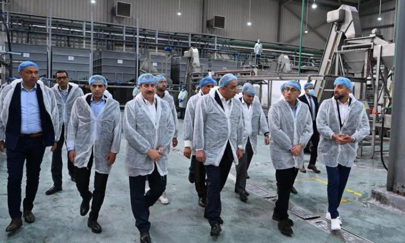 رئيس الوزراء يتفقد مصنع «ريتش لاند للصناعات الغذائية» بالسادات