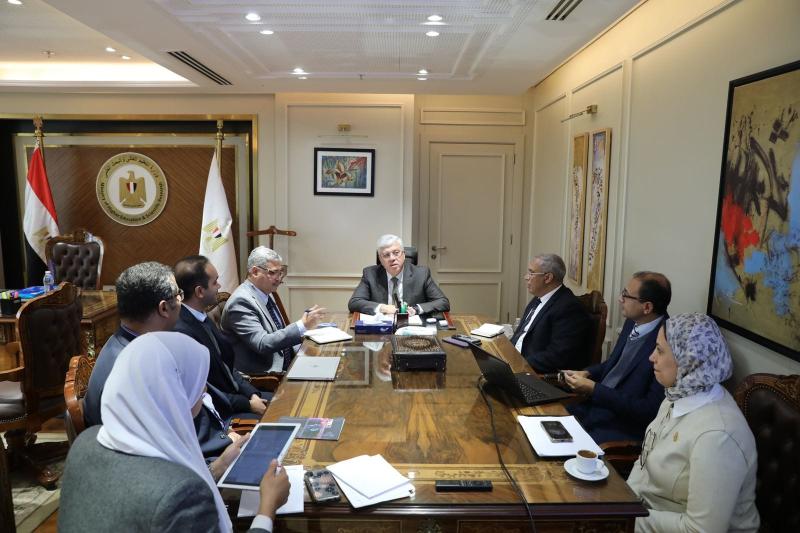 وزير التعليم العالي يلتقي بعدد من الباحثين المصريين لعرض مشروعاتهم