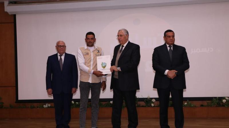 وزيرا الزراعة والتنمية المحلية ومحافظ بورسعيد يسلمون 127 عقد للمزارعين والصيادين ببورسعيد