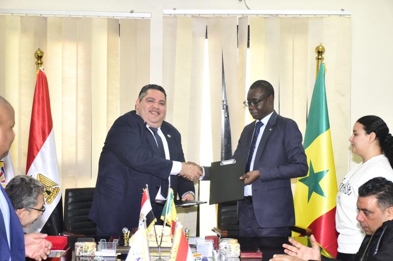 رئيس غرفة جنوب سيناء يستقبل سفير السنغال لبحث سبل التعاون وتعزيز العلاقات المشتركة