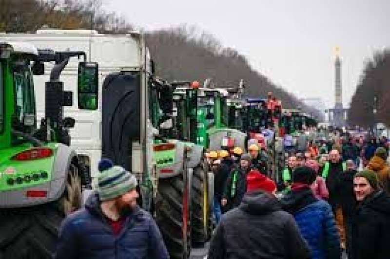 بعد إلغاء الإعفاءات الضريبية للديزل الزراعي.. مزارعون ألمانيا يحتجون على الحكومة