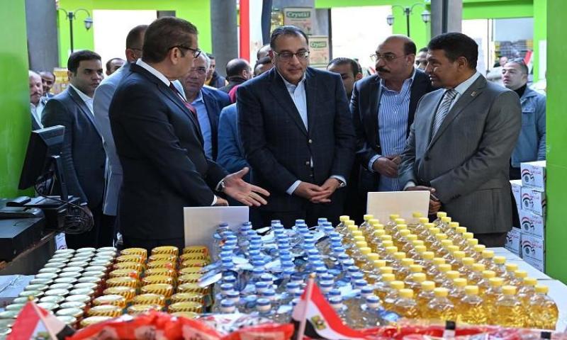 رئيس الوزراء يتفقد معرض السلع الغذائية بحي «اللوتس»” ضمن جولته اليوم بـ أسوان