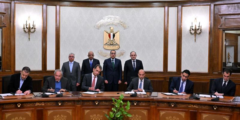 رئيس الوزراء يشهد توقيع 5 اتفاقيات للشراكة بين «اقتصادية القناة» والقطاع الخاص