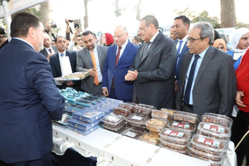 وزير التنمية المحلية ومحافظ القاهرة أثناء الافتتاح