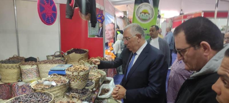 وزير الزراعة يتابع حركة البيع بمعرض خير مزارعنا لأهالينا قبل رمضان