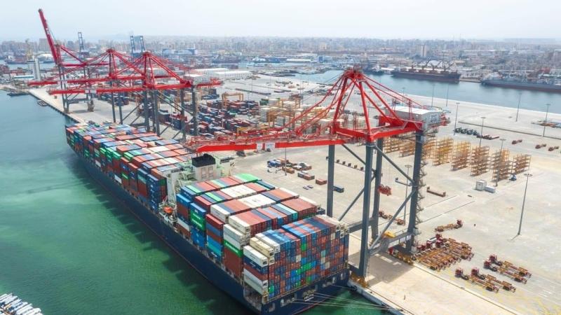 ميناء الإسكندرية يسجل نشاطًا ملحوظًا في حركة السفن والبضائع رغم التقلبات الجوية