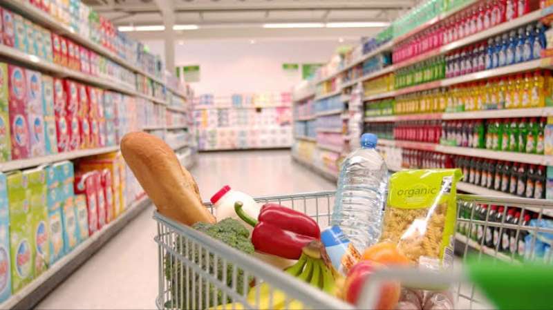 المواد الغذائية: وجود مخزون من السلع الأساسية يقلل من التقلبات السعرية الحادة