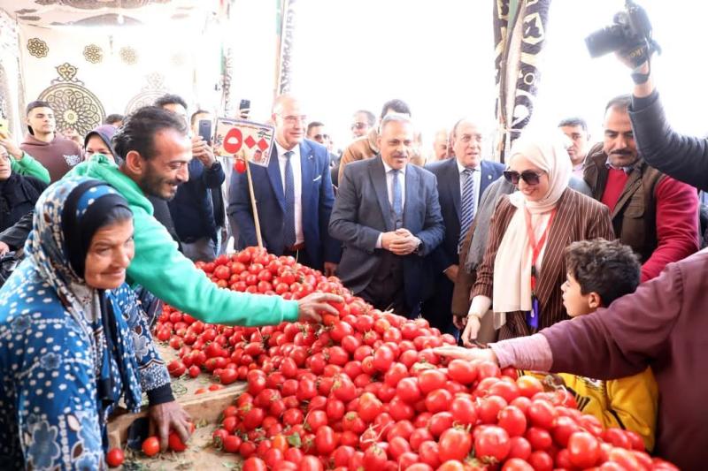 محافظ الشرقية ووكيل وزارة التموين يفتتحان  “سوق اليوم الواحد” بالزقازيق