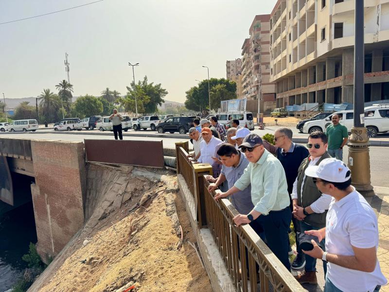 الري: أخذ عينات من مصرف السيل باسوان للتأكد من مطابقتها للمعايير المقررة